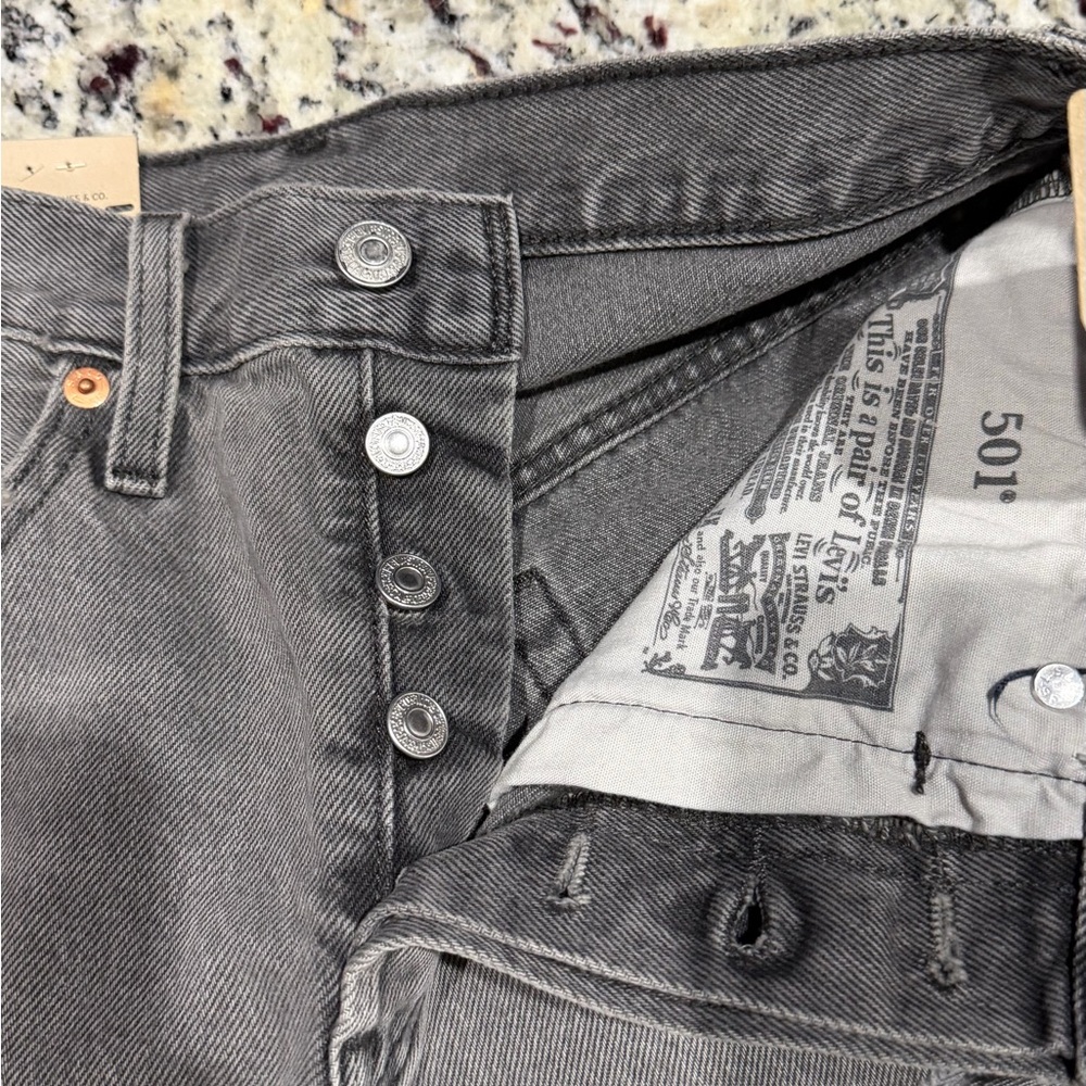 Levi's Women's Gray Denim Shorts NWT - Picture 5 of 5
